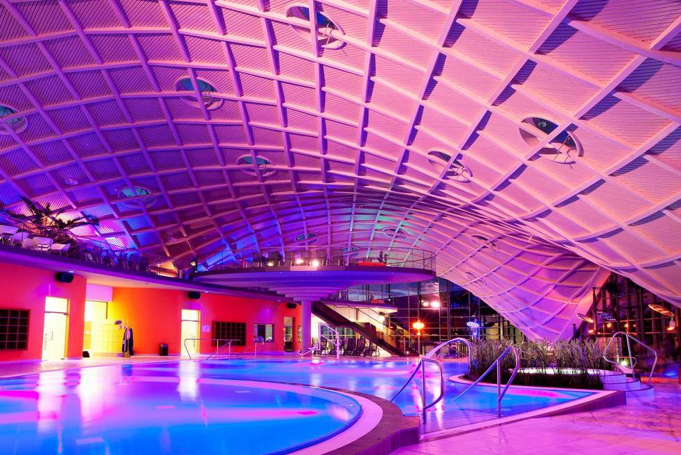 Innenbereich der Badelandschaft der Toskana Therme Bad Orb. Lila beleuchtet mit mehreren Pools.