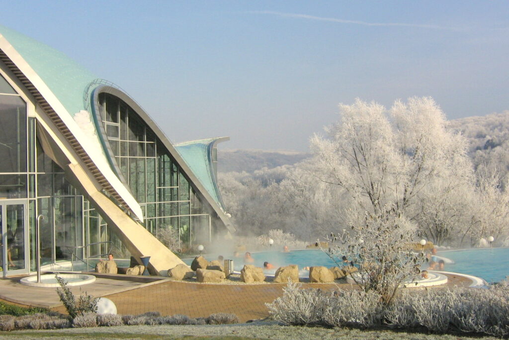 Toskana Therme Badelandschaft Außenbereich im Winter