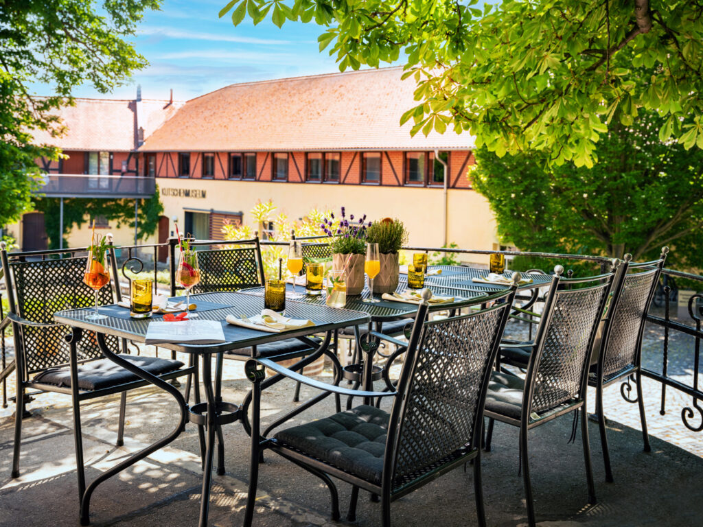 Terrasse mit Esstisch und Stühlen