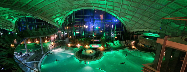 Junggesellinnenabschied Therme bei Nacht