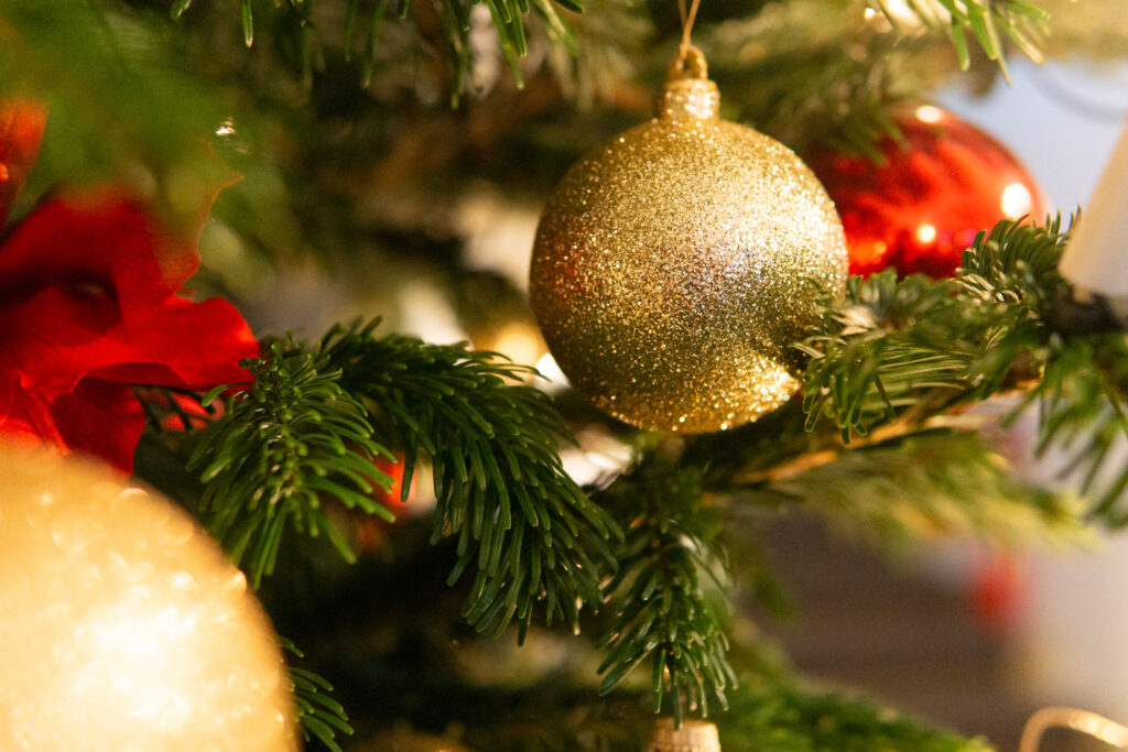 Weihnachtskugeln in einem Weihnachtsbaum