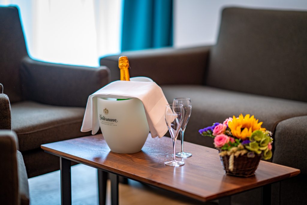 Zimmerbild mit Sekt und Blumenstrauß