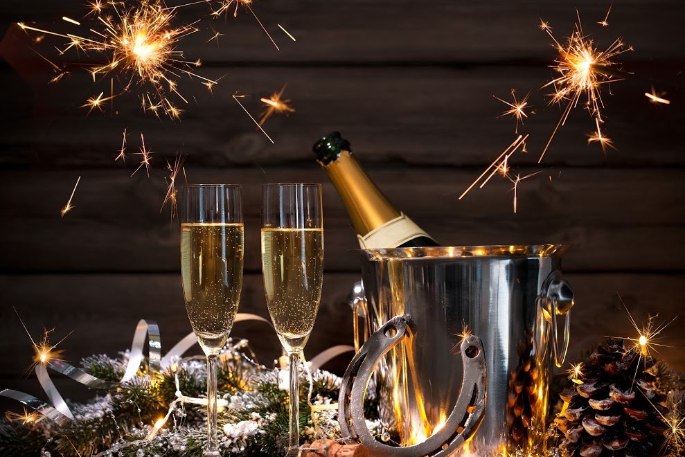 Sekt und Sektgläser in Neujahrsstimmung