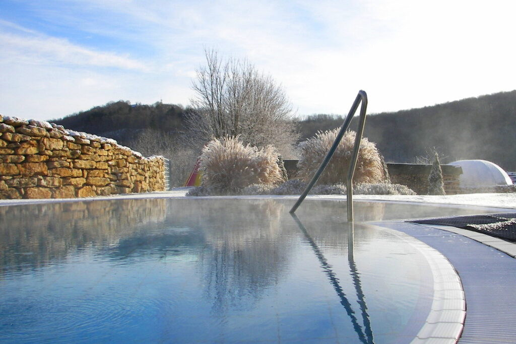 Tauchbecken der Saunawelt im Winter